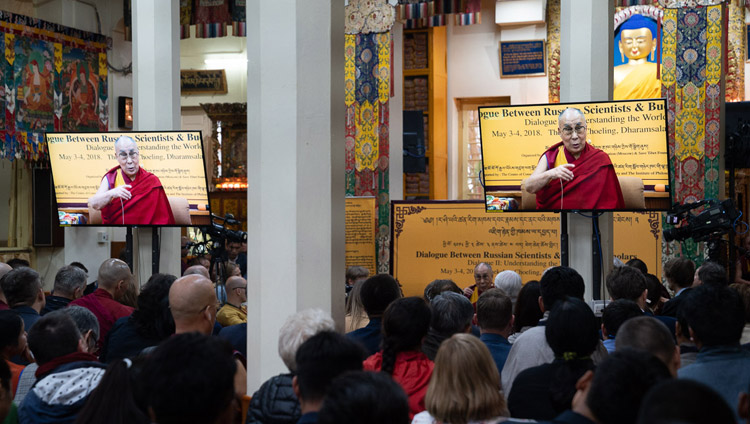 Il pubblico ascolta Sua Santità il Dalai Lama durante il Dialogo tra studiosi russi e buddhisti a Dharamsala,India, 3 maggio 2018. Foto di Tenzin Choejor
