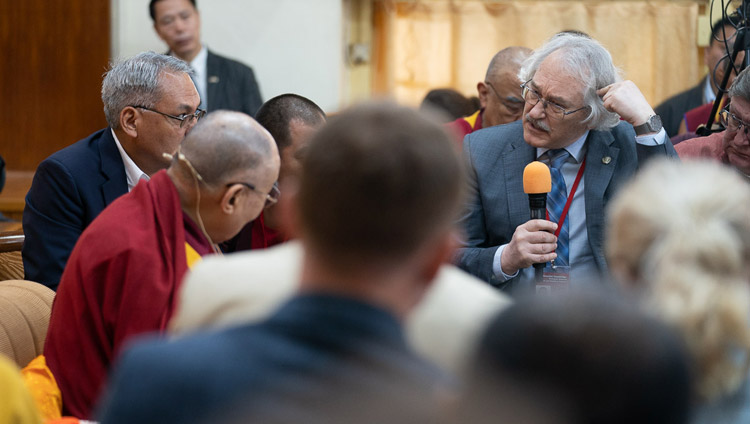 Il neurobiologo Pavel Balaban ha aperto il Dialogo tra studiosi russi e buddhisti a Dharamsala, India, 3 maggio 2018. Foto di Tenzin Choejor