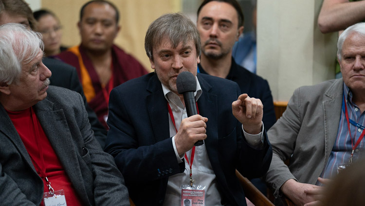 Il professor Evgeny Rogaev espone la sua ricerca sul cervello durante il Dialogo tra studiosi russi e buddhisti a Dharamsala, India, il 3 maggio 2018