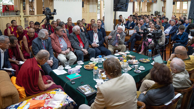 Il professor Alexander Kaplan durante la sessione del mattino del Dialogo tra studiosi russi e buddhisti a Dharamsala, India, il 3 maggio 2018