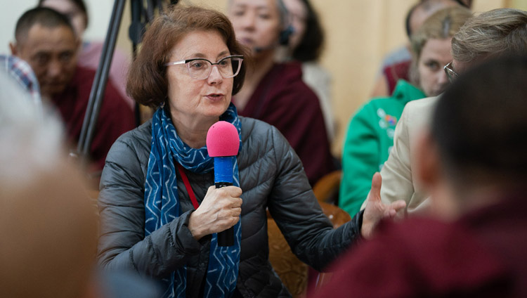 La professoressa Victoria Lysenko, specialista russa in filosofia indiana e buddhista, durante il secondo giorno del Dialogo tra studiosi russi e buddhisti a Dharamsala, India, il 4 maggio 2018. Foto di Tenzin Choejor