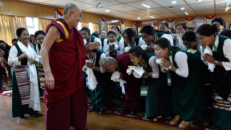 Sua Santità il Dalai Lama saluta i membri dell'Associazione delle Donne Tibetane al loro arrivo nella sua residenza di Dharamsala, India, 14 maggio 2018. Foto di Tenzin Damchoe