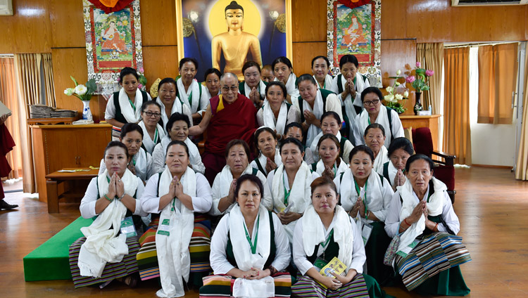 Sua Santità il Dalai Lama con membri dell'Associazione delle Donne Tibetane dopo il loro incontro presso la sua residenza di Dharamsala, India, il 14 maggio 2018. Foto di Tenzin Damchoe
