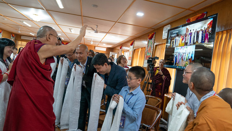 Sua Santità il Dalai Lama dalla sua residenza a Dharamsala saluta i partecipanti all’incontro collegati via internet da Hanoi, Ho Chi Minh City e Hai Phong. 21 maggio 2018. Foto di Tenzin Choejor
