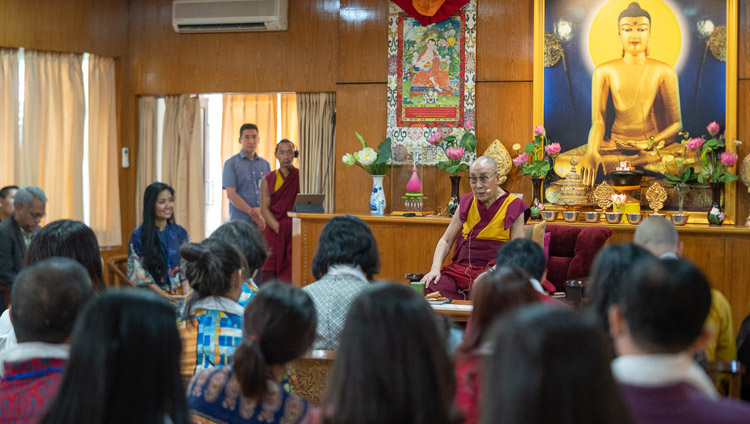 Sua Santità il Dalai Lama durante l’incontro con diversi gruppi provenienti dal Vietnam, presso la sua residenza di Dharamsala, India, il 21 maggio 2018. Foto di Tenzin Choejor