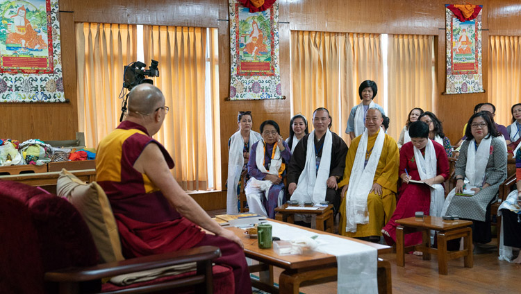Domande e risposte con Sua Santità il Dalai Lama durante l’incontro con gruppi provenienti dal Vietnam presso la residenza a Dharamsala, India il 21 maggio 2018. Foto di Tenzin Choejor