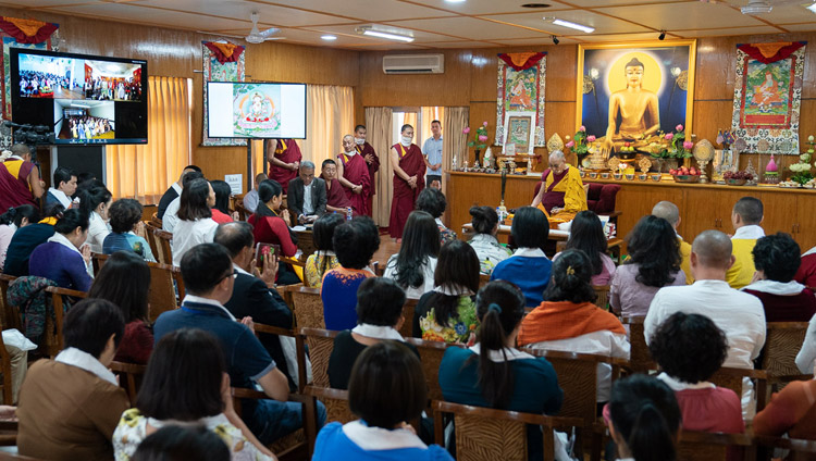 Sua Santità il Dalai Lama durante l’iniziazione di Manjushri Bianco, il secondo giorno del suo incontro con gruppi provenienti dal Vietnam, presso la sua residenza a Dharamsala, India, 22 maggio 2018. Foto di Tenzin Choejor