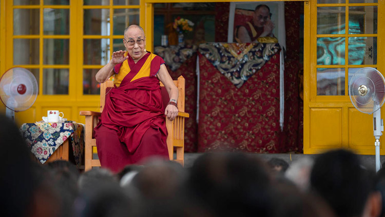 Sua Santità il Dalai Lama si rivolge ai partecipanti alla Conferenza Internazionale sull'Approccio della Via di Mezzo durante il loro incontro presso il Tempio Tibetano Principale a Dharamsala, India, 30 maggio 2018. Foto di Tenzin Choejor