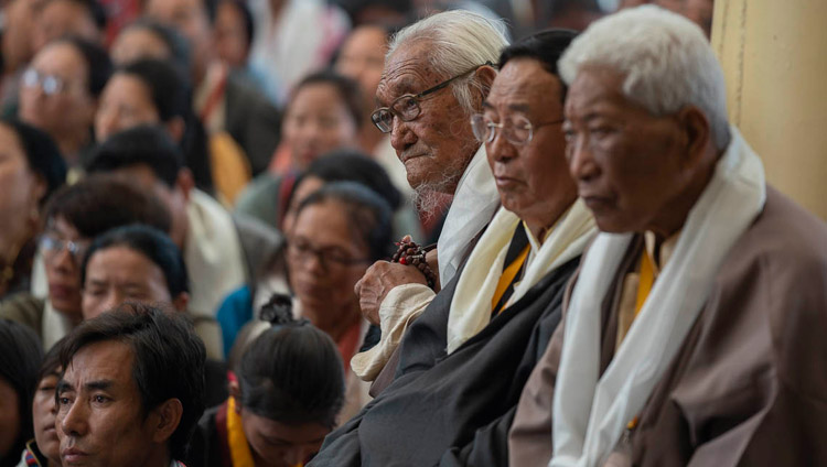 I partecipanti alla Conferenza Internazionale sull'Approccio della Via di Mezzo ascoltano Sua Santità il Dalai Lama durante il loro incontro presso il Tempio Tibetano di Dharamsala, India, 30 maggio 2018. Foto di Tenzin Choejor