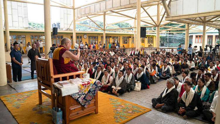 Sua Santità il Dalai Lama si è rivolta a oltre 650 tibetani provenienti da vari insediamenti, in India e nel mondo, durante la Conferenza Internazionale sull'Approccio della Via di Mezzo presso il cortile del Tempio Tibetano Principale di Dharamsala, India, il 30 maggio 2018. Foto di Tenzin Choejor
