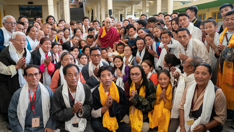 Sua Santità il Dalai Lama posa per una delle numerose foto di gruppo con i tibetani che hanno partecipato alla Conferenza Internazionale sull'Approccio della Via di Mezzo presso il cortile del Tempio Tibetano Principale di Dharamsala, India, il 30 maggio 2018. Foto di Tenzin Choejor