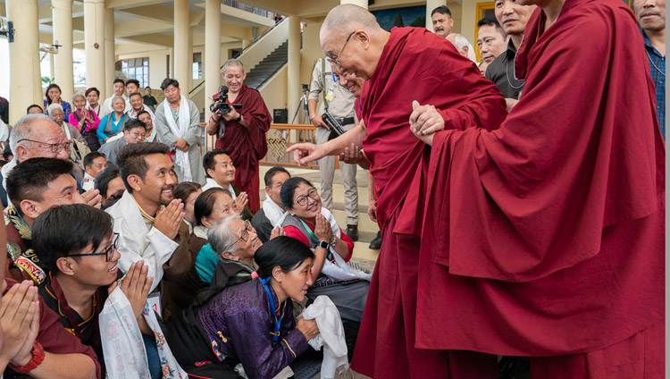 Sua Santità il Dalai Lama saluta il pubblico, al termine del suo incontro con i partecipanti alla Conferenza Internazionale sull'Approccio della Via di Mezzo. Dharamsala, India, 30 maggio 2018. Foto di Tenzin Choejor