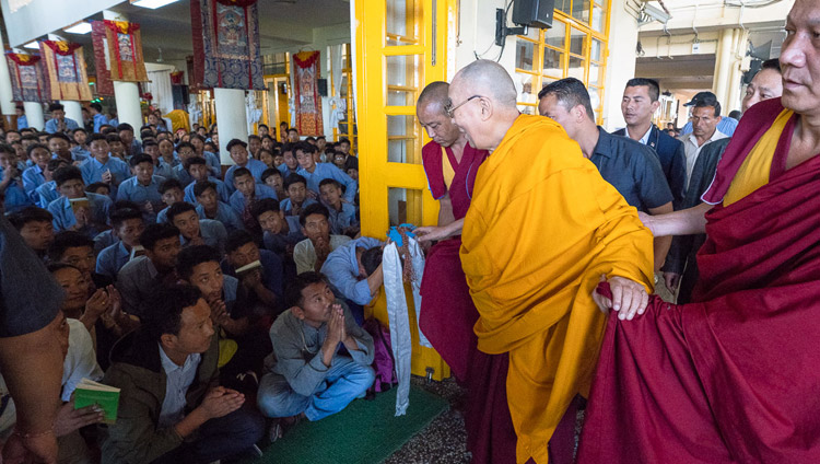 Sua Santità il Dalai Lama saluta gli studenti del Tibetan Children’s Village mentre arriva al Tempio Tibetano Principale a Dharamsala, India, 6 giugno 2018. Foto di Tenzin Phuntsok