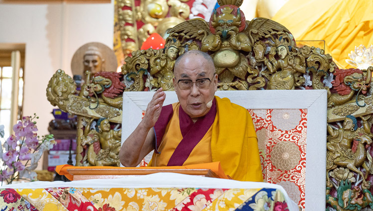 Sua Santità il Dalai Lama durante il primo giorno di insegnamenti per giovani studenti tibetani presso il Tempio Tibetano Principale di Dharamsala, India, 6 giugno 2018. Foto di Tenzin Phuntsok