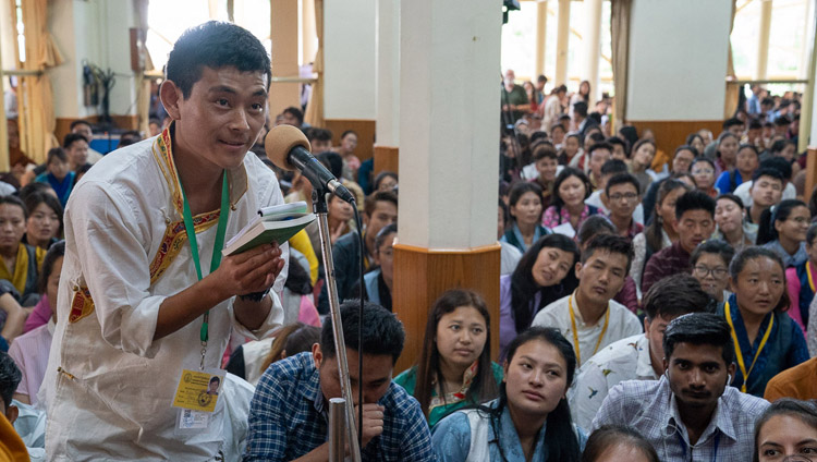 Domande e risposte con il pubblico durante la prima giornata di insegnamento agli studenti tibetani presso il Tempio Tibetano Principale di Dharamsala, India il 6 giugno 2018. Foto di Tenzin Phuntsok