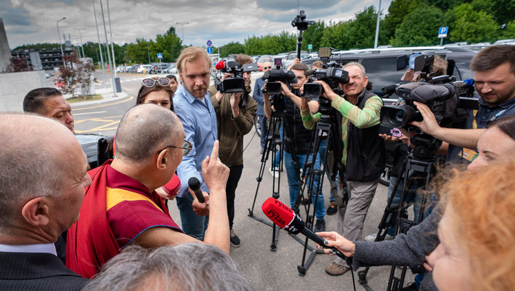 Sua Santità il Dalai Lama risponde alle domande dei giornalisti all'aeroporto di Vilnius, Lituania, il 12 giugno 2018. Foto di Tenzin Choejor