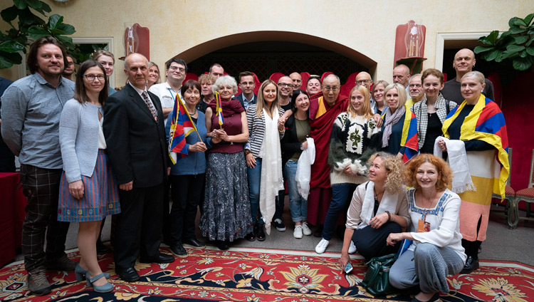 Sua Santità il Dalai Lama insieme ai membri del Gruppo parlamentare lituano per il Tibet per una foto ricordo a Vilnius, Lituania, il 14 giugno 2018. Foto di Tenzin Choejor