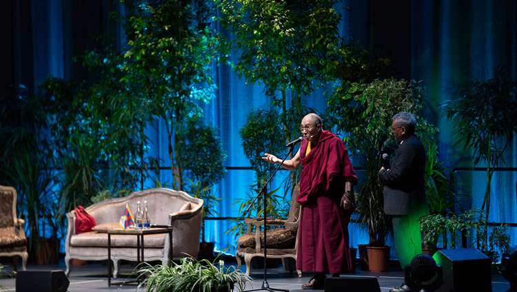 Sua Santità il Dalai Lama si rivolge al pubblico di oltre 2500 persone alla Siemens Arena di Vilnius, Lituania, il 14 giugno 2018. Foto di Tenzin Choejor