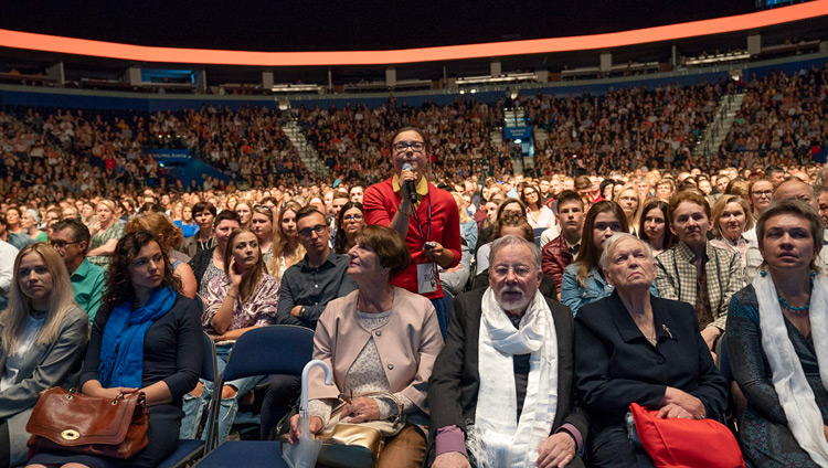 Una persona del pubblico rivolge a Sua Santità il Dalai Lama una domanda durante il suo discorso alla Siemens Arena di Vilnius, Lituania, il 14 giugno 2018. Foto di Tenzin Choejor
