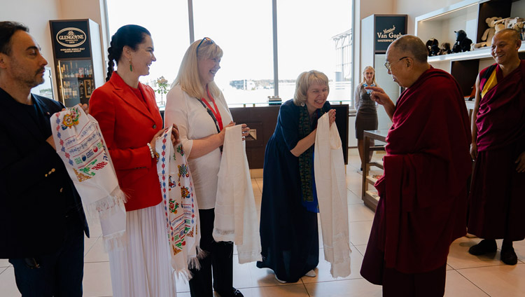 Gli organizzatori della visita di Sua Santità accolgono il Dalai Lama al suo arrivo a Riga, Lettonia, il 15 giugno 2018. Foto di Tenzin Choejor