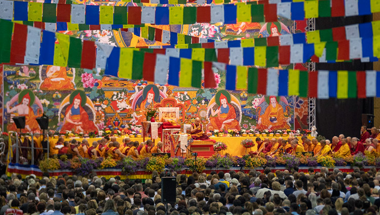Il palco della Skonto Hall, allestito per gli insegnamenti di Sua Santità il Dalai Lama. Riga, Lettonia, il 16 giugno 2018. Foto di Tenzin Choejor