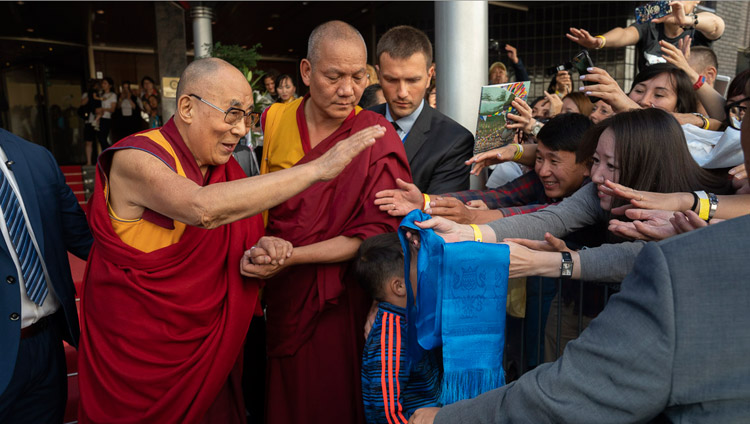 Sua Santità il Dalai Lama saluta i devoti mentre lascia il suo hotel per fare ritorno alla Skonto Hall di Riga, Lettonia, il 17 giugno 2018. Foto di Tenzin Choejor