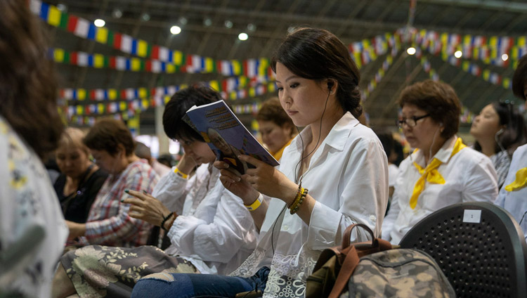 Il pubblico legge il testo insieme a Sua Santità il Dalai, durante il secondo dei tre giorni di insegnamenti a Riga, Lettonia, il 17 giugno 2018. Foto di Tenzin Choejor