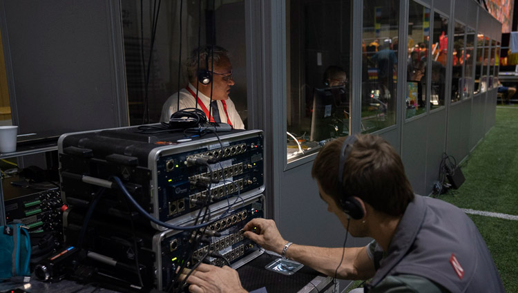 Uno dei tecnici che segue la trasmissione FM delle traduzioni simultanee durante il secondo giorno di insegnamenti di Sua Santità il Dalai Lama a Riga, Lettonia, il 17 giugno 2018. Foto di Tenzin Choejor
