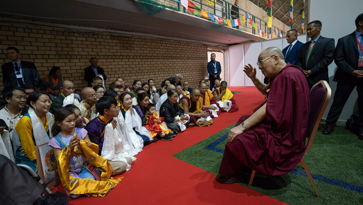Sua Santità il Dalai Lama incontra i tibetani provenienti da diversi paesi europei alla fine del secondo giorno di insegnamenti a Riga, Lettonia, il 17 giugno 2018. Foto di Tenzin Choejor