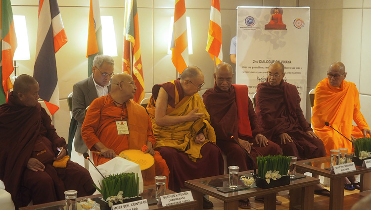 Sua Santità il Dalai Lama con alcuni monaci anziani del Myanmar e dello Sri Lanka, presenti  al Secondo Dialogo sul Vinaya, a Nuova Delhi, India, il 1° luglio 2018. Foto di Jeremy Russell