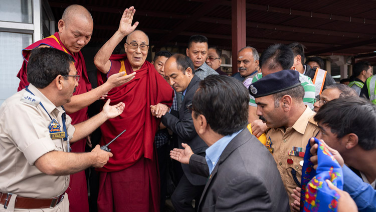 Sua Santità il Dalai Lama al suo arrivo all'aeroporto di Leh, Ladakh, India, 3 luglio 2018. Foto di Tenzin Choejor