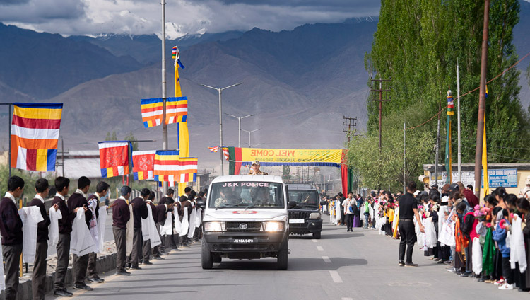 I pellegrini danno il benvenuto a Sua Santità il Dalai Lama lungo tutto il tragitto dall’aeroporto di Leh alla sua residenza. Leh, Ladakh, India, 3 luglio 2018. Foto di Tenzin Choejor