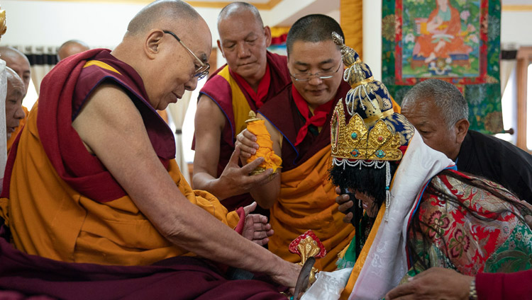 L'oracolo di Dorje Yamakyong rende omaggio a Sua Santità il Dalai Lama durante le preghiere del mattino nella residenza di Leh, Ladakh, il 6 luglio 2018. Foto di Tenzin Choejor