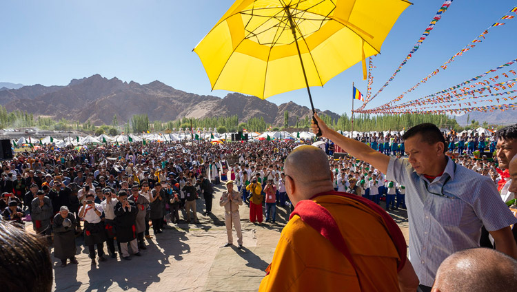 Sua Santità il Dalai Lama saluta la folla di oltre 25.000 persone al suo arrivo al Padiglione degli Insegnamenti del Shiwatsel per le celebrazioni del suo 83° compleanno a Leh, Ladakh, il 6 luglio 2018. Foto di Tenzin Choejor