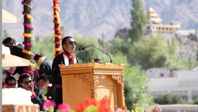 Il Presidente dell'Associazione Buddista Ladakh Tsewang Thinles apre i festeggiamenti per l'83°compleanno di Sua Santità il Dalai Lama presso il Shiwatsel a Leh, Ladakh, il 6 luglio 2018. Foto di Tenzin Choejor