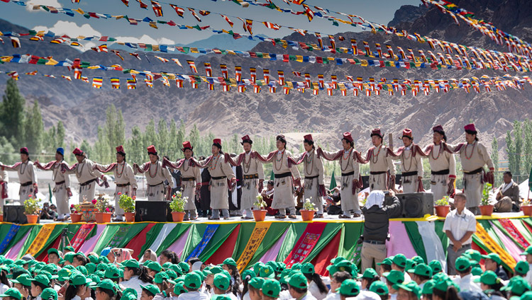 Un gruppo di artisti del Ladakh esegue una canzone popolare durante le celebrazioni per l'83° compleanno di Sua Santità il Dalai Lama a Leh, Ladakh, il 6 luglio 2018. Foto di Tenzin Choejor