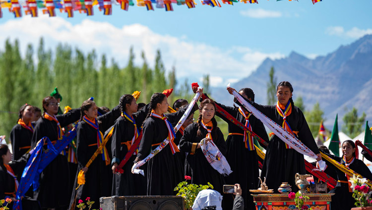 Ragazze delle scuole Ladakhi si esibiscono durante le celebrazioni per l'83° compleanno di Sua Santità il Dalai Lama a Leh, Ladakh, il 6 luglio 2018. Foto di Tenzin Choejor