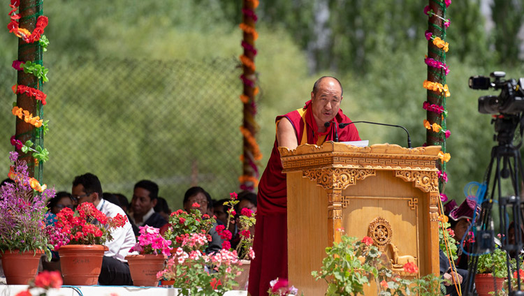 A nome dei buddhisti della Mongolia Woeser Rinpoche interviene alle celebrazioni per l'83° compleanno di Sua Santità il Dalai Lama a Leh, Ladakh, 6 luglio 2018. Foto di Tenzin Choejor