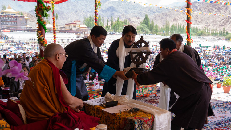 Gli abitanti tibetani di Leh e Changthang presentano Sua Santità il Dalai Lama una Ruota del Dharma durante le celebrazioni per il suo 83° compleanno a Leh, Ladakh, il 6 luglio 2018. Foto di Tenzin Choejor