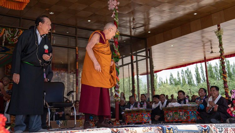 Sua Santità il Dalai Lama parla ai presenti durante le celebrazioni per il suo 83° compleanno a Leh, Ladakh, J&K, India, il 6 luglio 2018. Foto di Tenzin Choejor