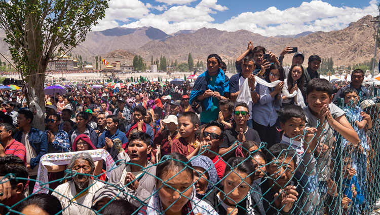 La folla assiepata lungo la strada spera di intravedere Sua Santità il Dalai Lama mentre torna nella sua residenza, al termine delle celebrazioni per il suo 83° compleanno a Leh, Ladakh, il 6 luglio 2018. Foto di Tenzin Choejor