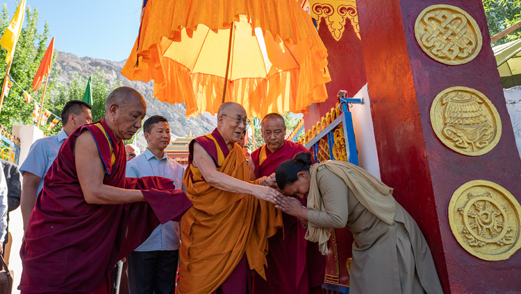 Sua Santità il Dalai Lama saluta una donna del servizio di sicurezza mentre si reca all'inaugurazione del Grande Dibattito Estivo presso il monastero di Samstanling a Sumur, Ladakh, India, il 15 luglio 2018. Foto di Tenzin Choejor