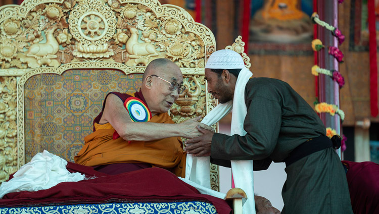Sua Santità il Dalai Lama ringrazia il Presidente della comunità musulmana della Valle del Nubra, Muhammad Akram, per il suo discorso all'inaugurazione del Grande Dibattito Estivo presso il monastero di Samstanling a Sumur, Ladakh, India, il 15 luglio 2018. Foto di Tenzin Choejor