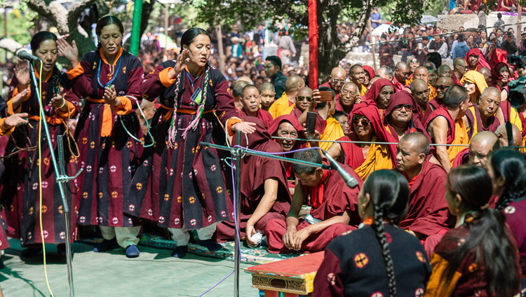 Membri del gruppo di studio del Tiggur hanno dato una dimostrazione di dibattito filosofico buddhista durante l'inaugurazione del Grande Dibattito Estivo al monastero di Samstanling a Sumur, Ladakh, India, il 15 luglio 2018. Foto di Tenzin Choejor