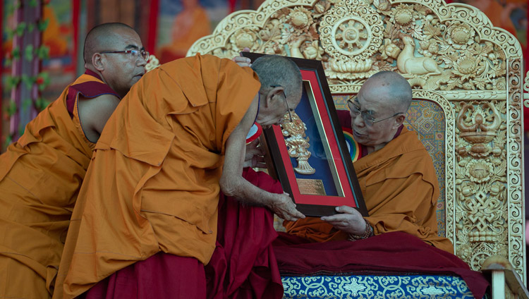 Il Ganden Trisur, Rizong Rinpoche, ha offerto a Sua Santità il Dalai Lama un omaggio in ricordo dell’inaugurazione del Grande Dibattito Estivo presso il Monastero di Samstanling a Sumur, Ladakh, India, il 15 luglio 2018. Foto di Tenzin Choejor