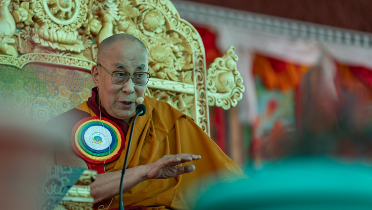 Sua Santità il Dalai Lama si è rivolto a una folla di oltre 8000 persone durante l'inaugurazione del Grande Dibattito Estivo presso il monastero di Samstanling a Sumur, Ladakh, India, il 15 luglio 2018. Foto di Tenzin Choejor