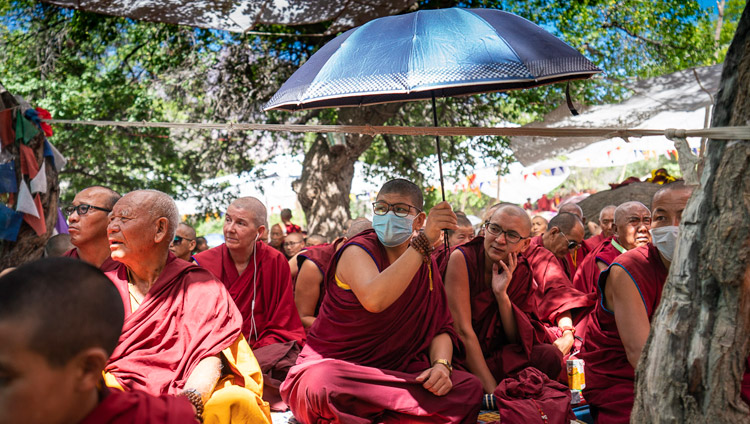 Il pubblico ascolta Sua Santità il Dalai Lama durante l'inaugurazione del Grande Dibattito Estivo presso il monastero di Samstanling a Sumur, Ladakh, India, il 15 luglio 2018. Foto di Tenzin Choejor
