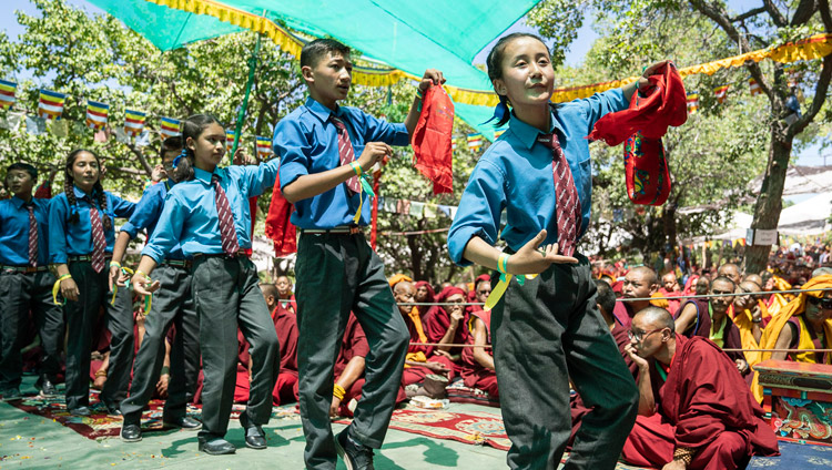 I bambini della Lamdron School cantano e danzano al termine dell'inaugurazione del Grande Dibattito Estivo al monastero di Samstanling a Sumur, Ladakh, India, il 15 luglio 2018. Foto di Tenzin Choejor