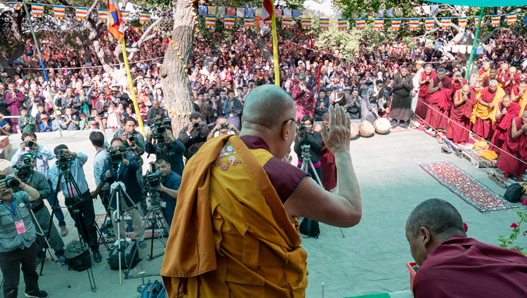 Sua Santità il Dalai Lama saluta la folla al suo arrivo alla sede degli insegnamenti presso il monastero di Samstanling a Sumur, Ladakh, India, il 17 luglio 2018. Foto di Tenzin Choejor