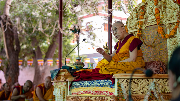 Sua Santità il Dalai Lama si rivolge alla comunità del monastero di Samstanling a Sumur, Ladakh,India, il 17 luglio 2018. Foto di Tenzin Choejor